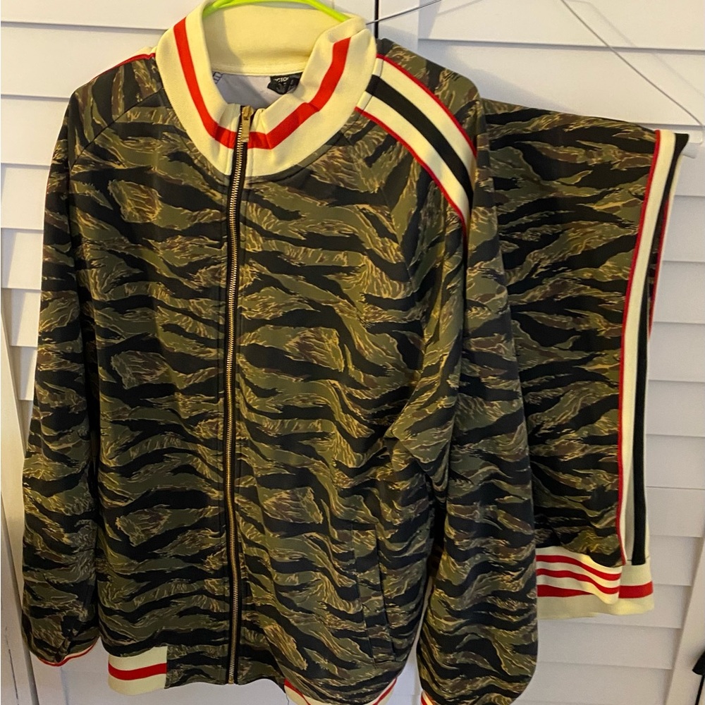 Victorious track suit, tiger stripe, Brand new XXL